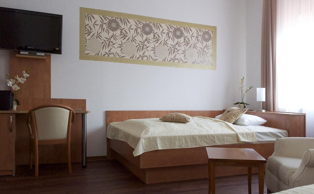 Hotel Vier Loewen Traben-Trarbach Szoba fotó